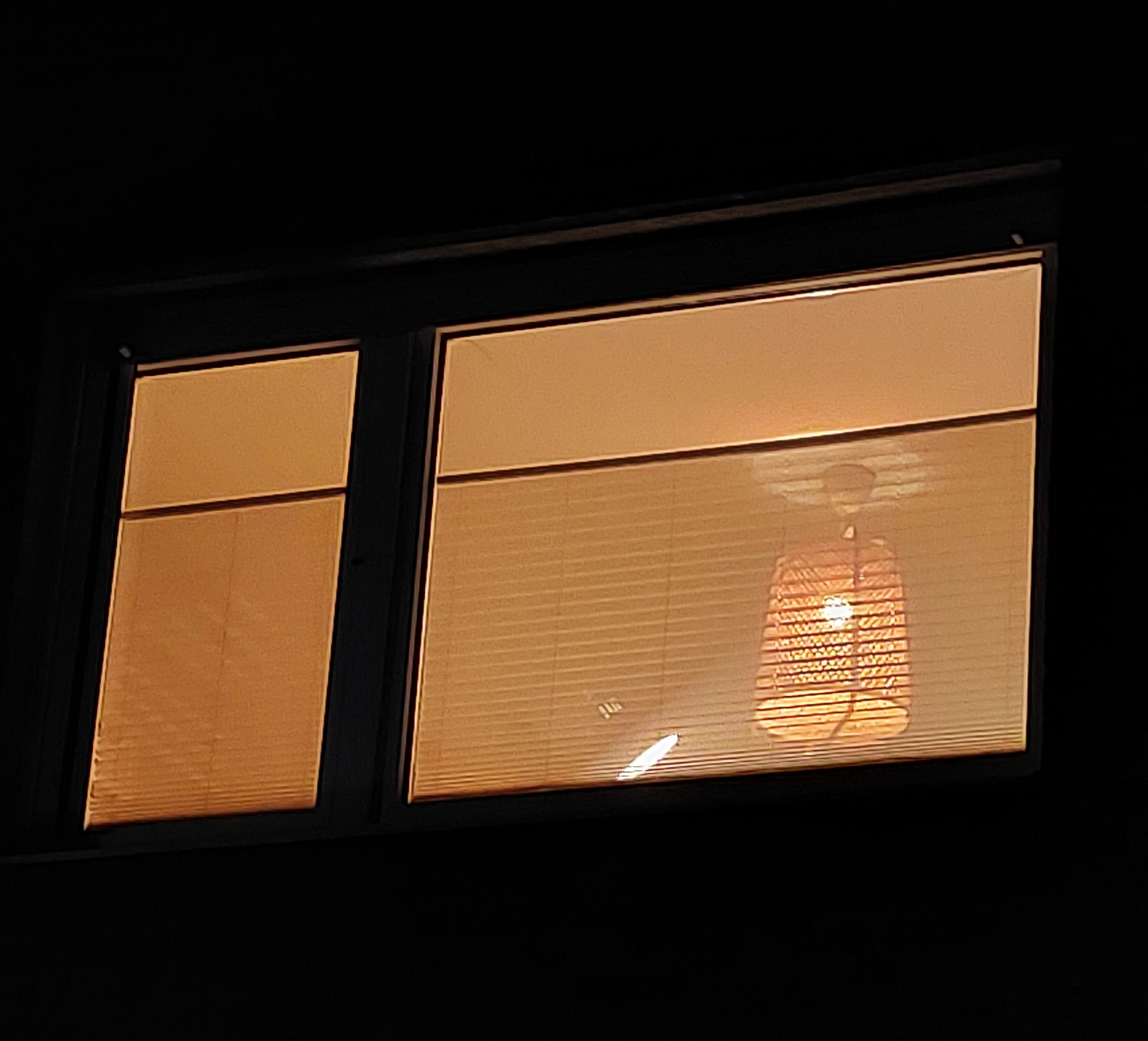 Fenster mit Insektenschutz und Sichtschutz